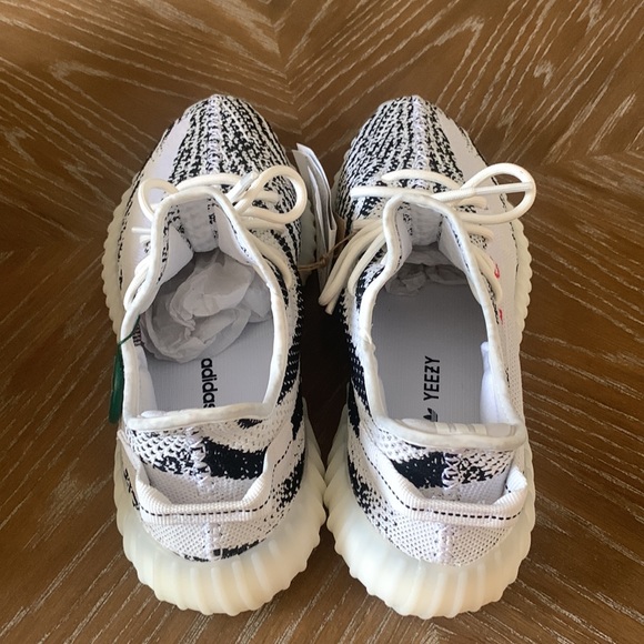 BRAND NEW Yeezy Boost 350 V2 - Picture 4 of 10